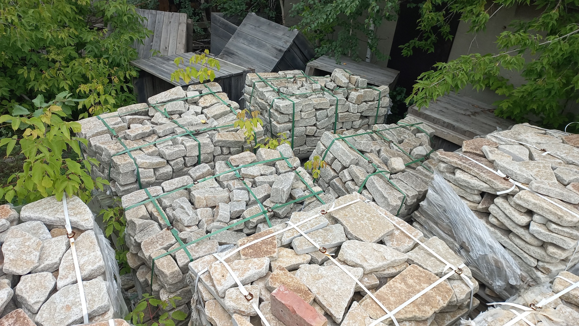 Плитняк галтованный гранитный для ландшафтного дизайна купить в Коркино