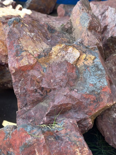 Камни для ландшафтного дизайна красно-фиолетовые 10-60 килограмм купить в Коркино