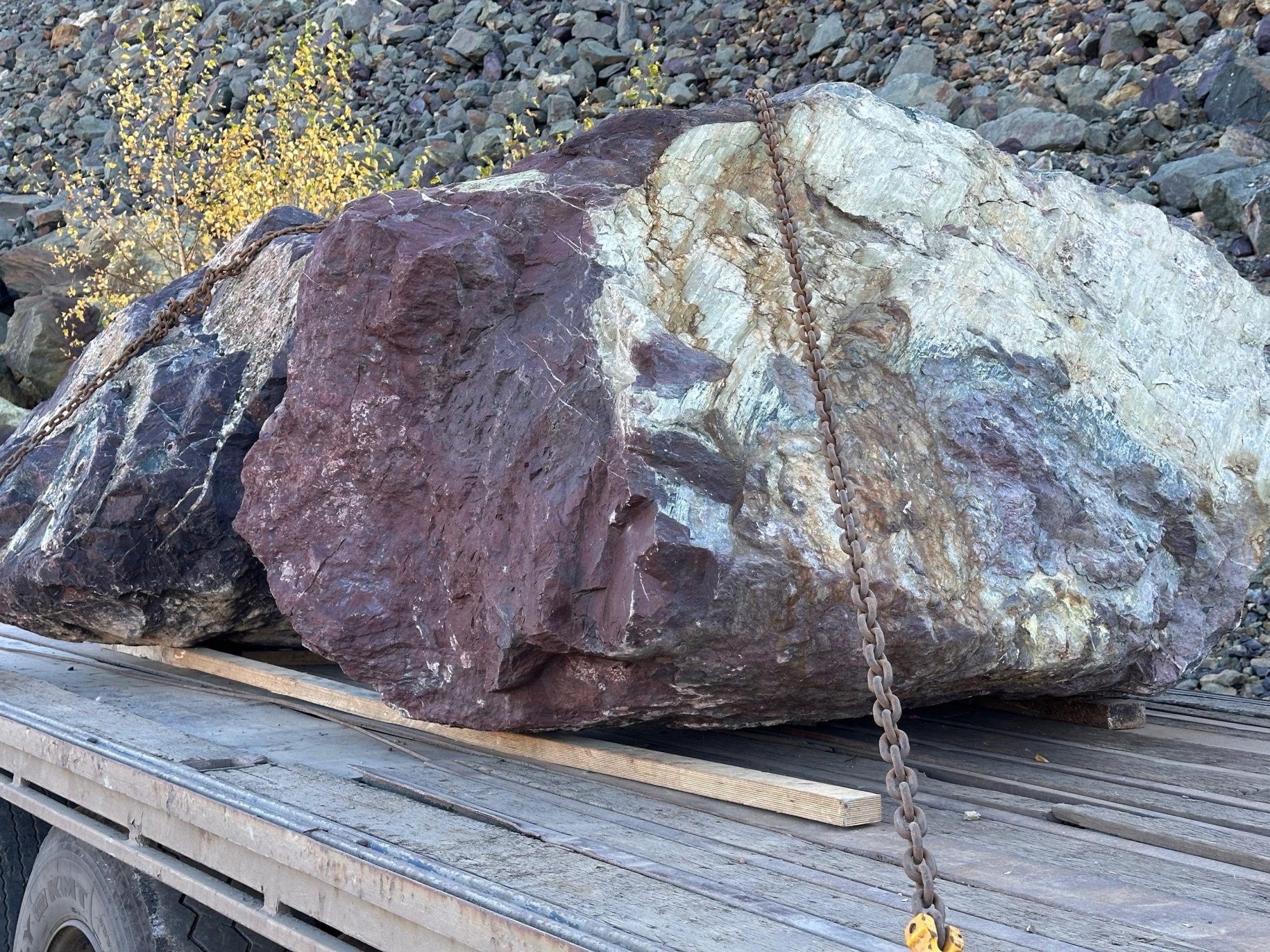 Огромные красно-фиолетовые валуны для ландшафтного дизайна весом более 5 тонн купить в Коркино