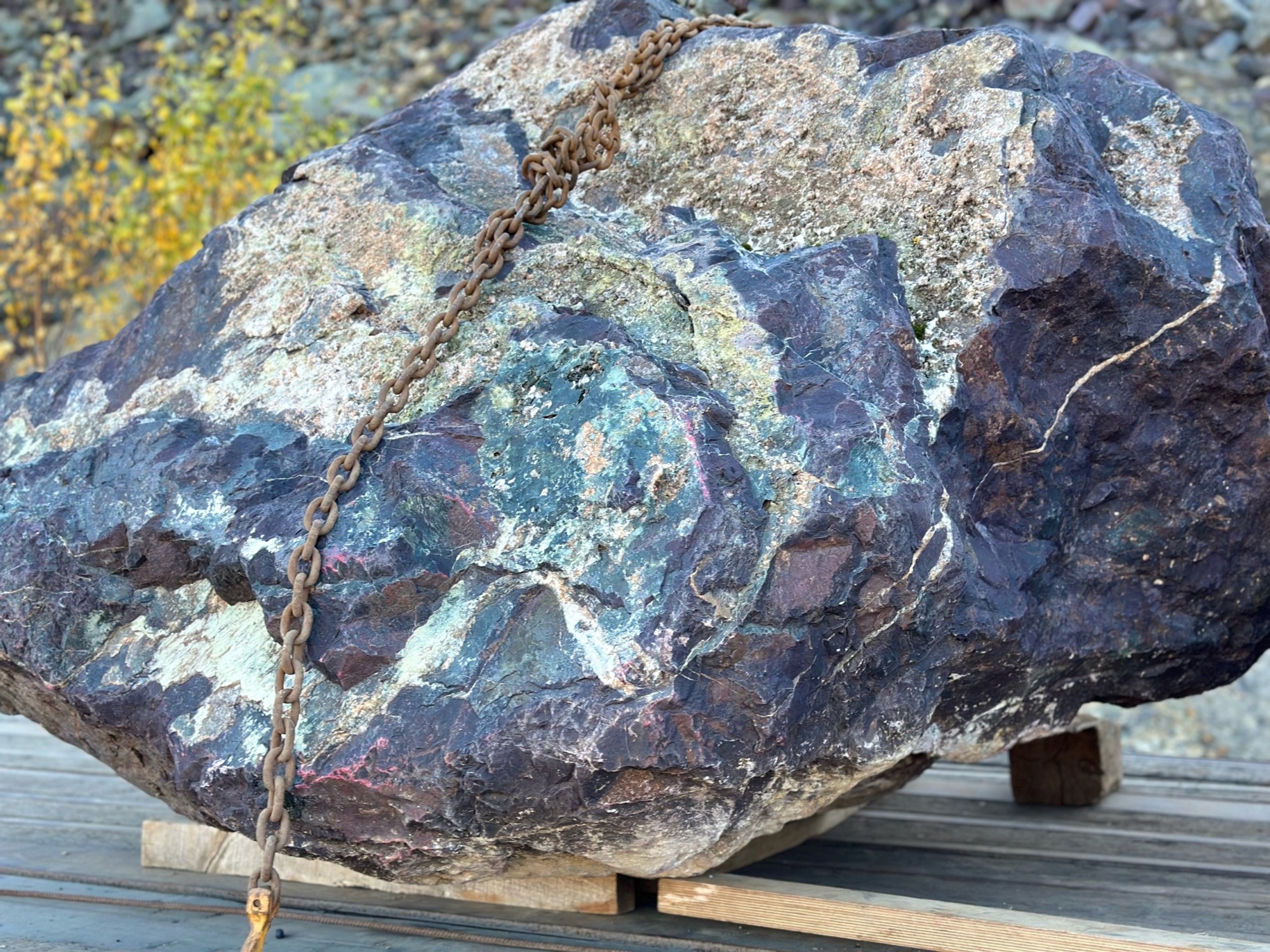 Огромные красно-фиолетовые валуны для ландшафтного дизайна весом более 5 тонн купить в Коркино