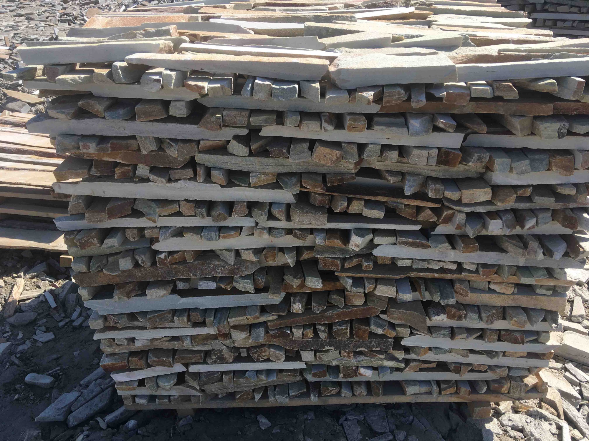 Горбушка златолит золотистый для облицовки купить в Коркино