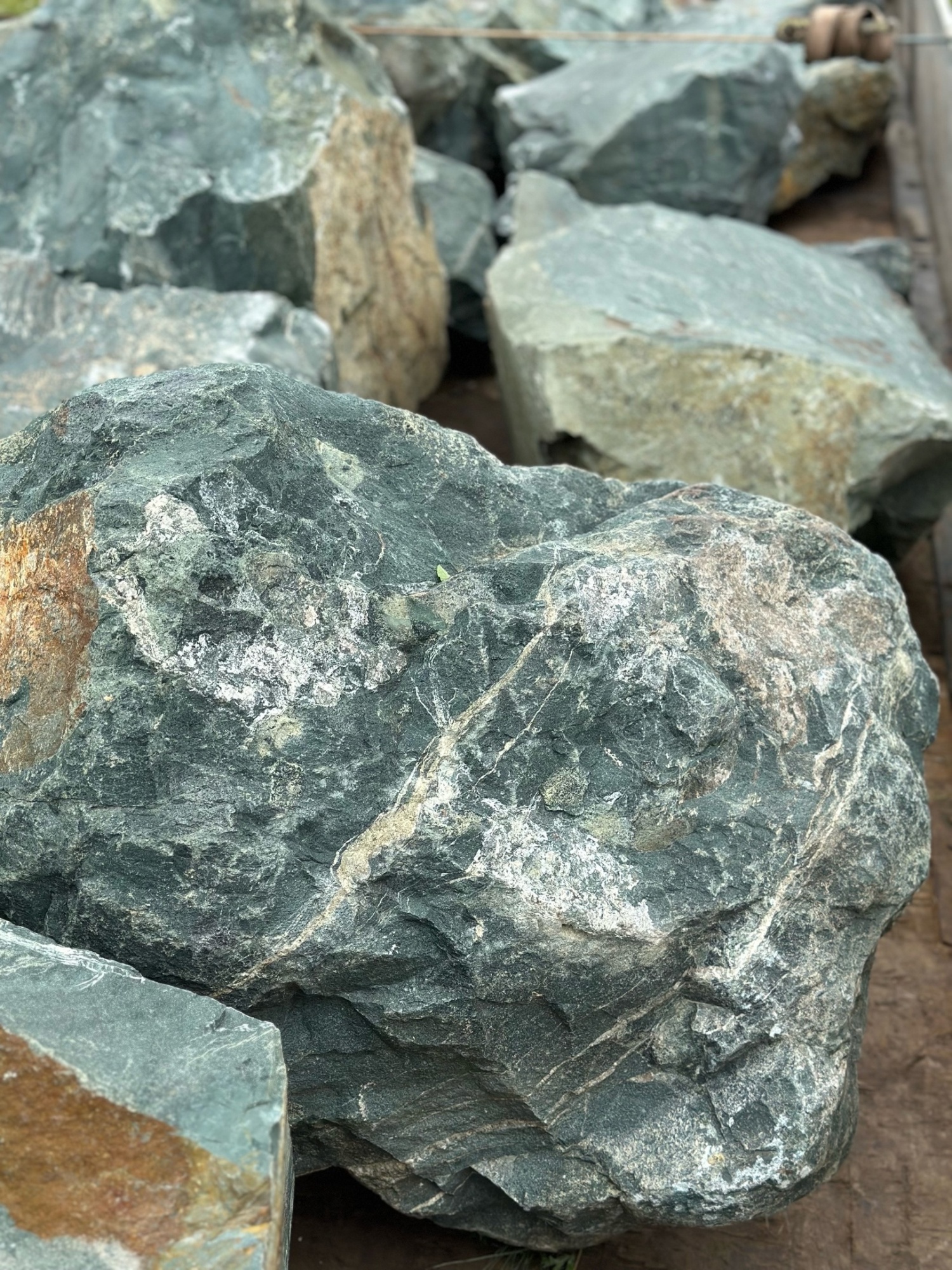 Камни для ландшафтного дизайна зелёные 10-60 килограмм купить в Коркино