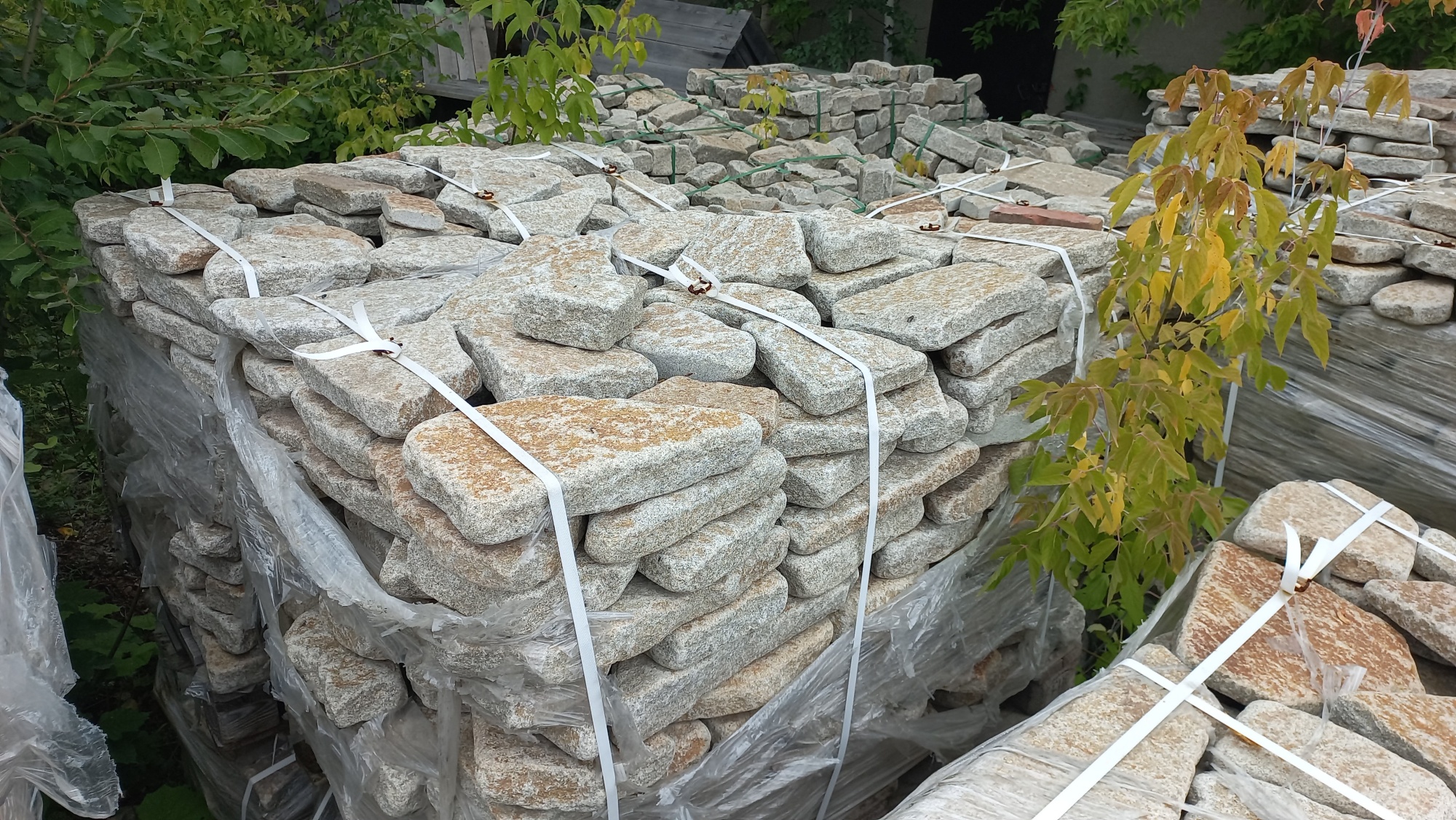 Плитняк галтованный гранитный для ландшафтного дизайна купить в Коркино