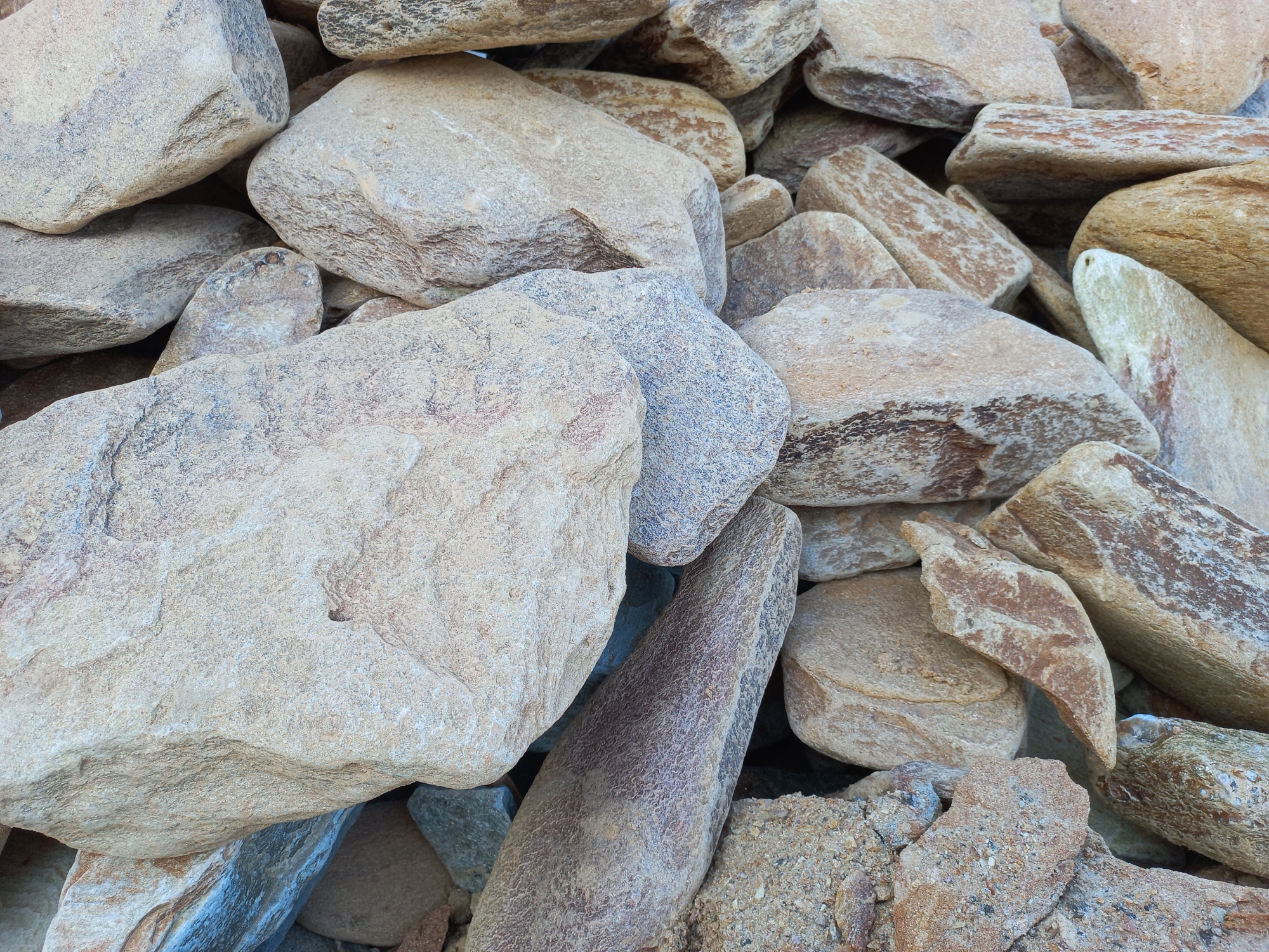 Златолит жёлтый, жёлто-зелёный глыбки и валуны для ланшафтного дизайна купить в Коркино