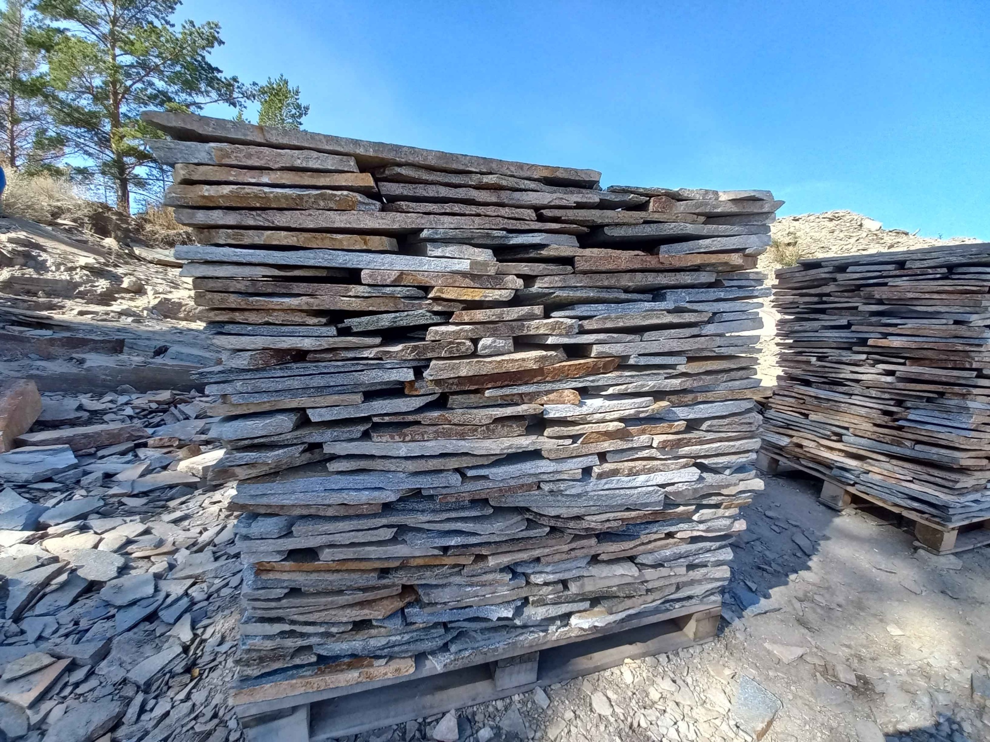 Плитняк златолит серебристый для фасада купить в Коркино