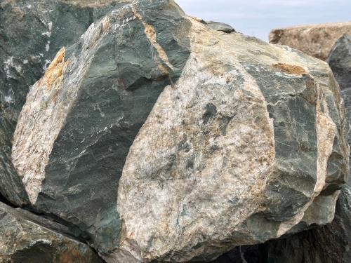 Гигантские зелёные валуны для ландшафтного дизайна весом более 5 тонн купить в Коркино