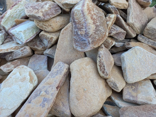 Златолит жёлтый, жёлто-зелёный глыбки и валуны для ланшафтного дизайна купить в Коркино