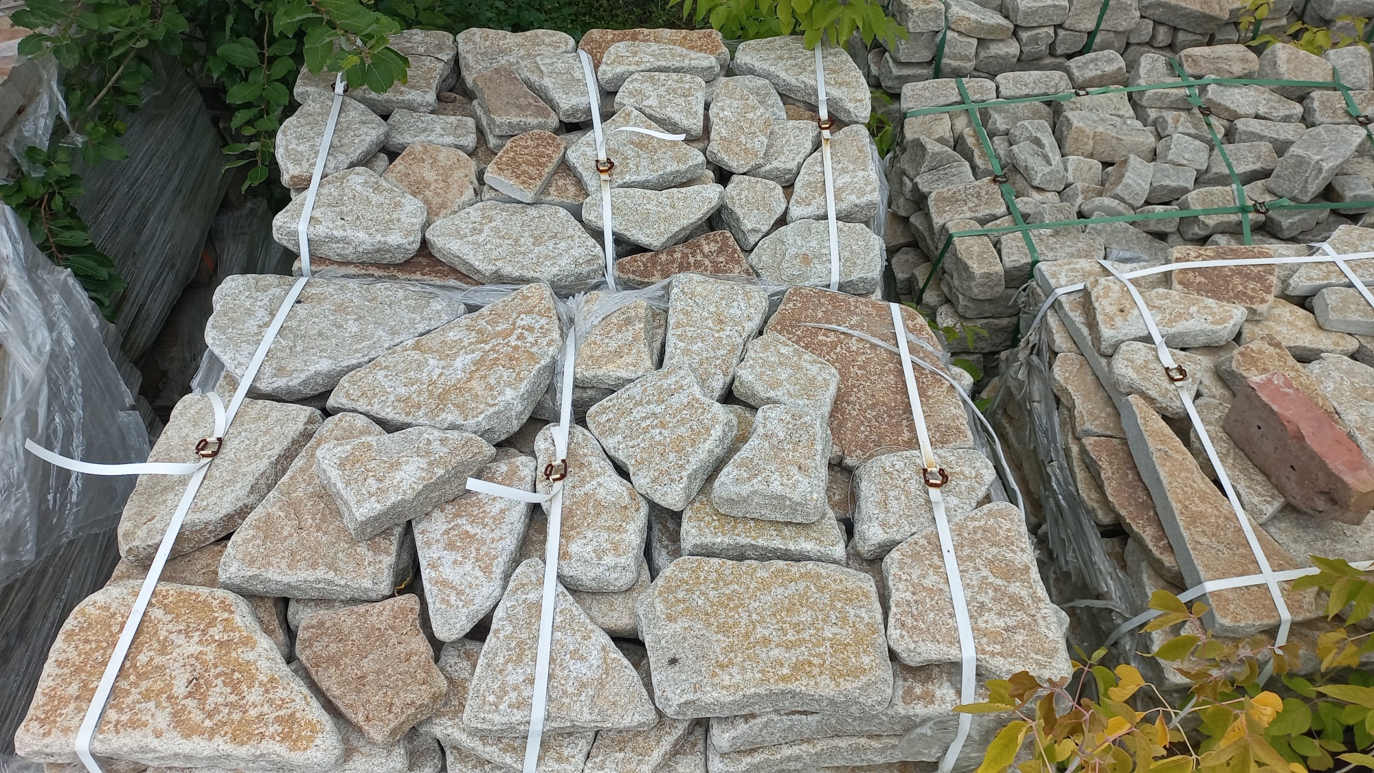 Гранитный плитняк галтованный для мощения купить в Коркино