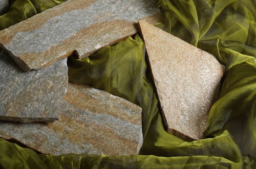 Плитняк златолит Уральский для цоколя, отмостки купить в Коркино