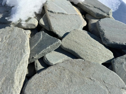 Плитняк златолит зелёный галтованный для цоколя купить в Коркино